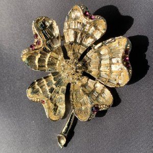 Vintage gold tone floral brooch pin with rhinestones